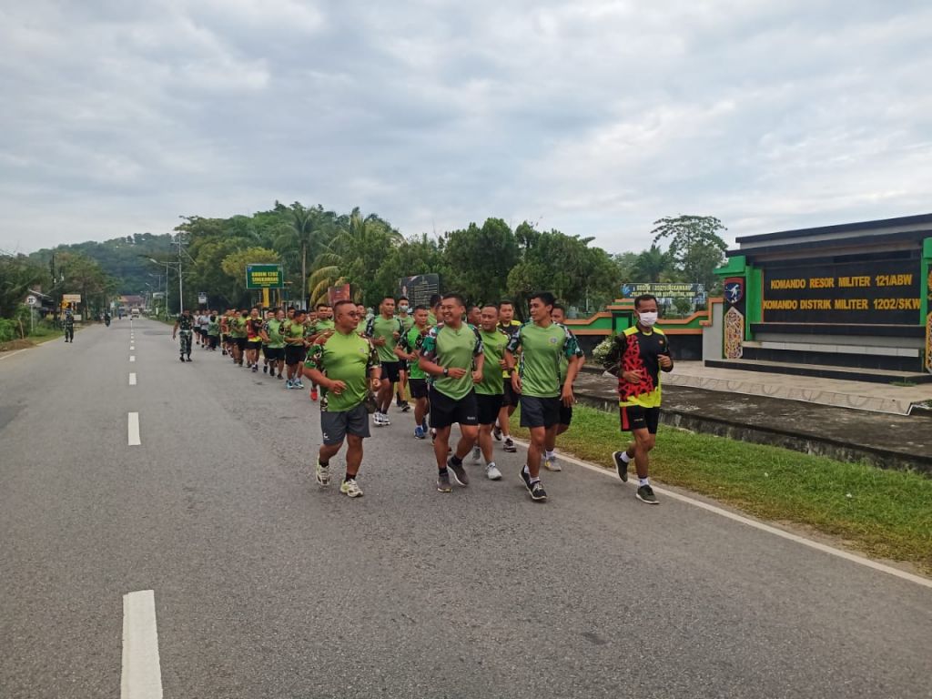 Tetap Jaga Kebugaran, Dandim 1202/Skw Ikut Lari Pagi Bersama Anggota