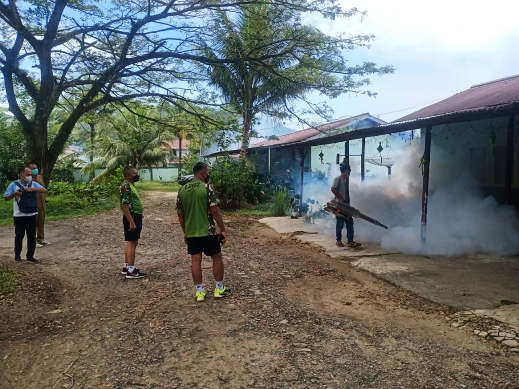 Upaya Cegah Covid-19, DBD dan Malaria, Kodim 1202/Singkawang Lakukan Fogging
