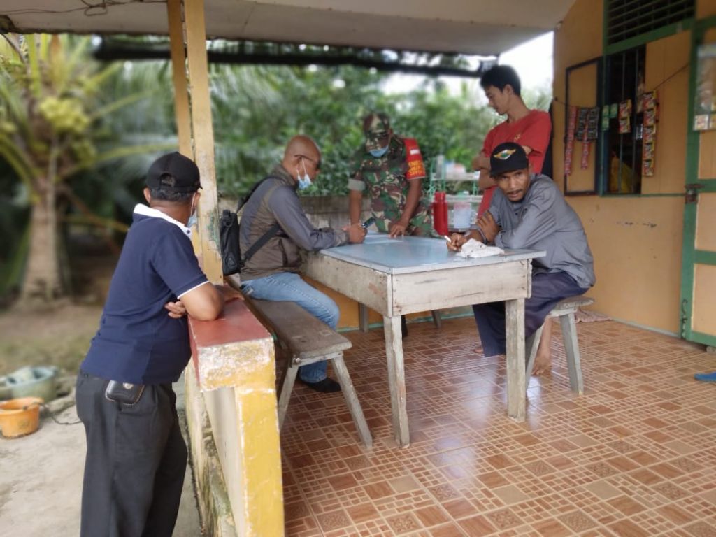 Babinsa Blusukan Ke Kelurahan Sungai Bulan Dalam Rangka Mengajak Warga Yang Belum Melaksanakan Vaksinasi