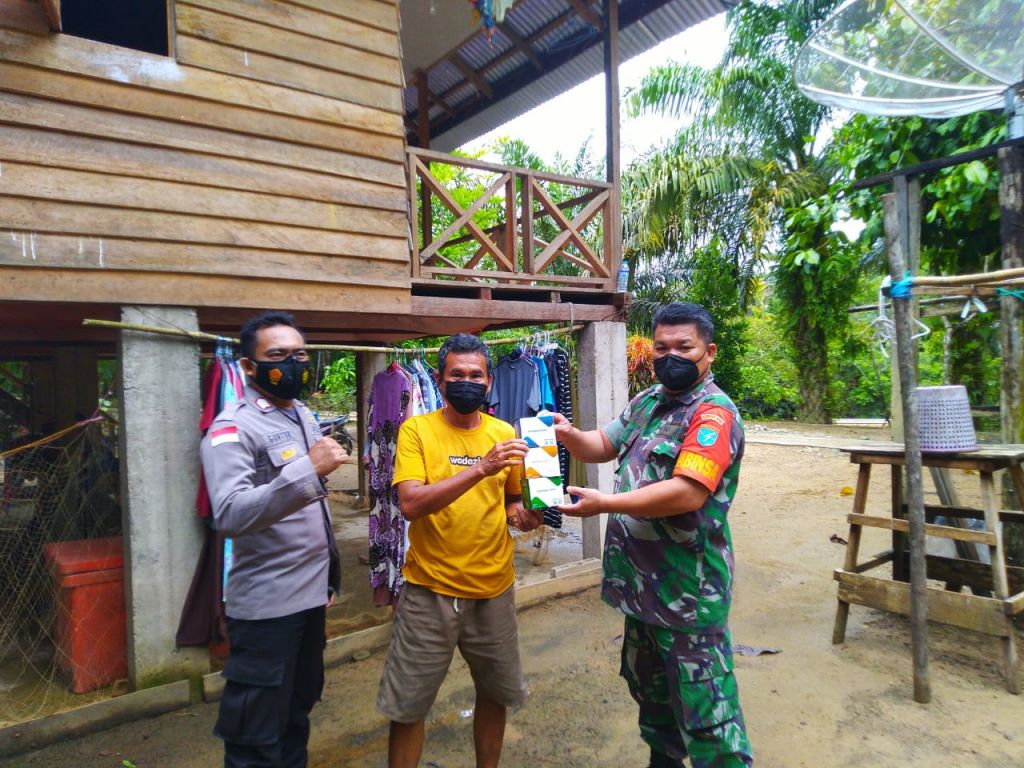 Isoman Dapat Paket Obat Gratis, Diantar Babinsa Koramil 1202-07/Ledo