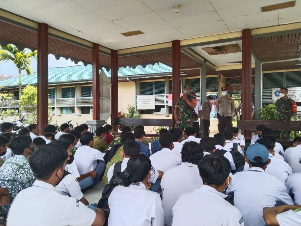 Koramil Sanggau Ledo, Beri Arahan Kepada Siswa Yang Kedapatan Bolos Sekolah