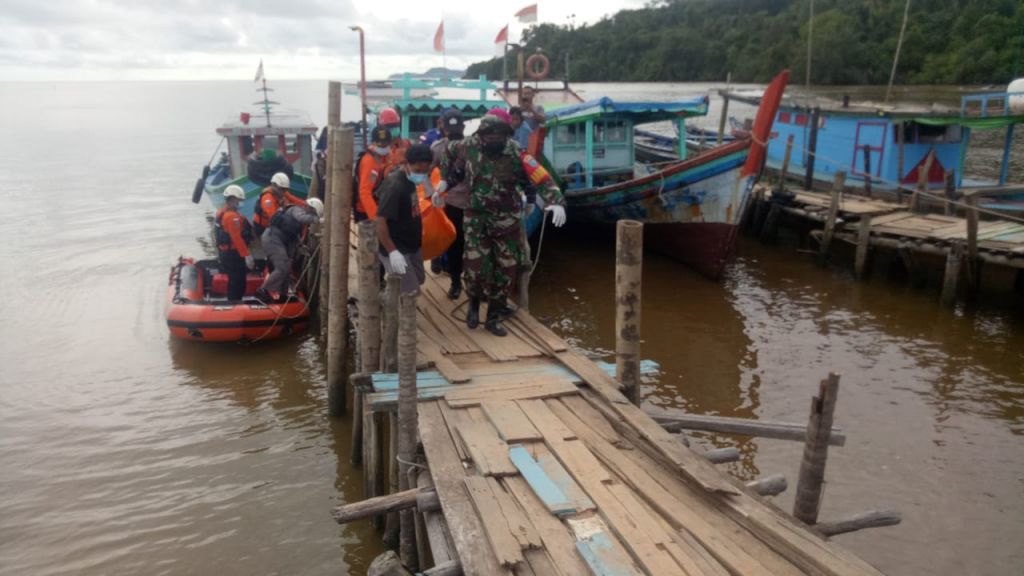 Sigab, Babinsa Pulau Lemukutan Bersama Tim Gabungan Bantu Evakuasi Korban Hilang