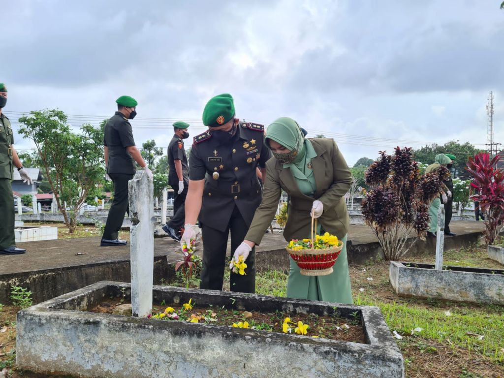Peringati Hari Juang Kartika, Kodim 1202/Singkawang Ziarah Makam Pahlawan