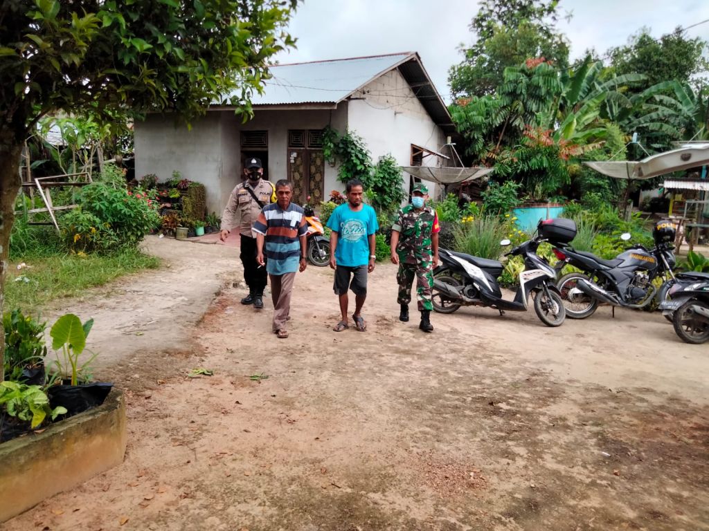 Peduli Covid-19, Babinsa Sungai Bulan Lakukan Pendampingan Door To Door Vaksinasi