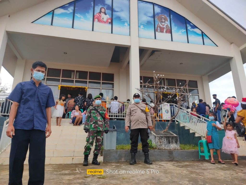 Sinergitas Babinsa Dan Bhabinkamtibmas Pada Pengamanan Ibadah Natal