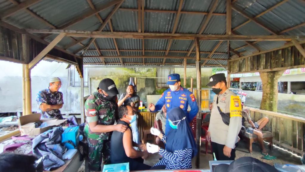 Ini Yang Di Sampaikan Babinsa Lemukutan Saat Dampingi Pelaksanaan Serbuan Vaksinasi