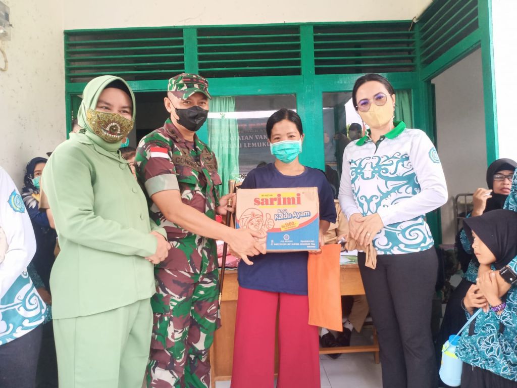 Dandim 1202/Skw, Ketua Persit KCK Cabang XLVI Bagikan Sembako Kepada Penerima Vaksin