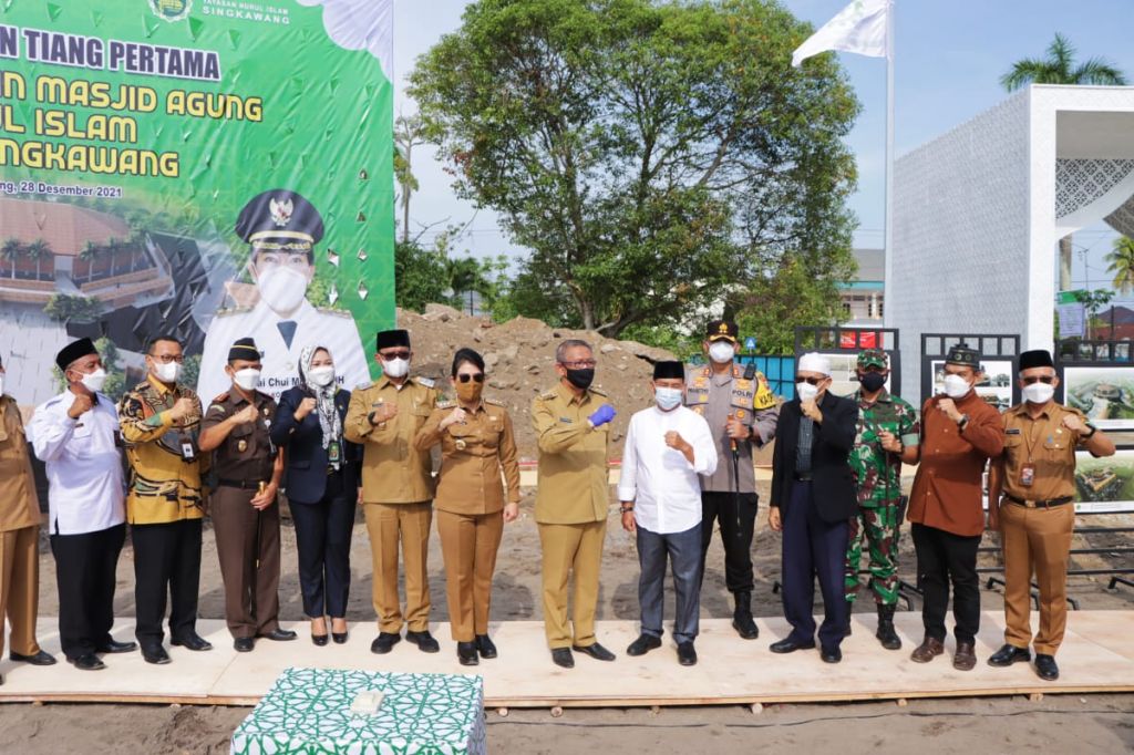 Dandim 1202/Skw, Dampingi Gubernur Kalbar Peletakan Batu Pertama Pembangunan Masjid
