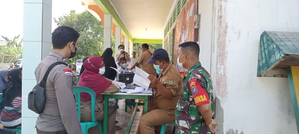 Sukseskan Program Nasional, Babinsa Karimunting Pantau Langsung Serbuan Vaksinasi