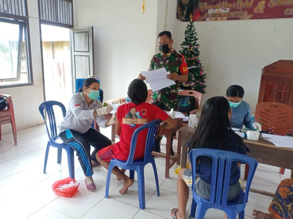 Serda Riflo Riyadi Babinsa Jagoi Babang, Capai Target Vaksinasi Dengan Jemput Bola