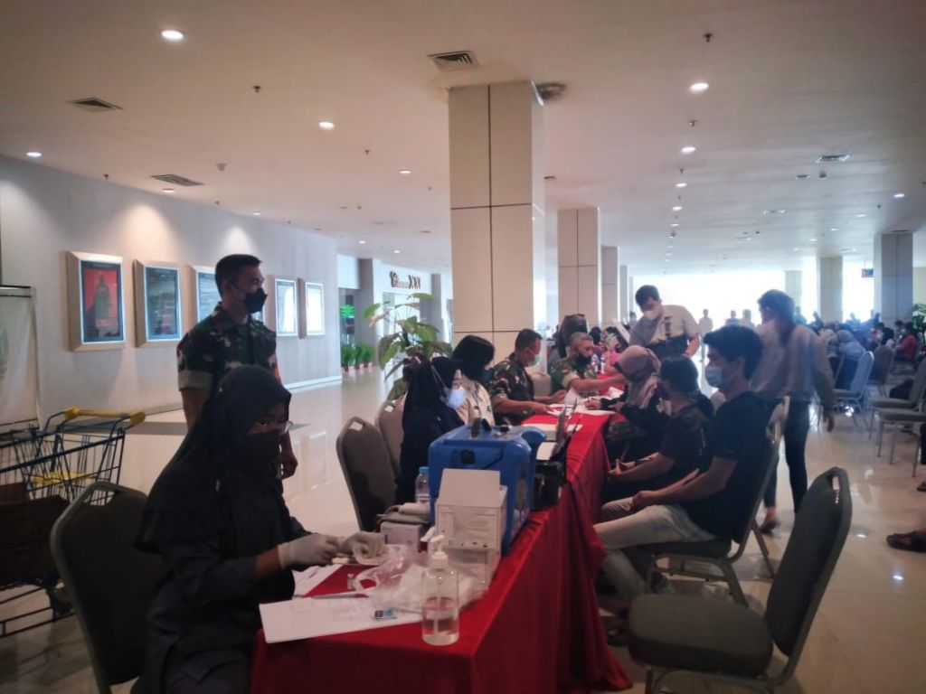 Babinsa Koramil 1202-05/Singkawang Barat, Dampingi dan Pantau Pelaksanaan Vaksinasi