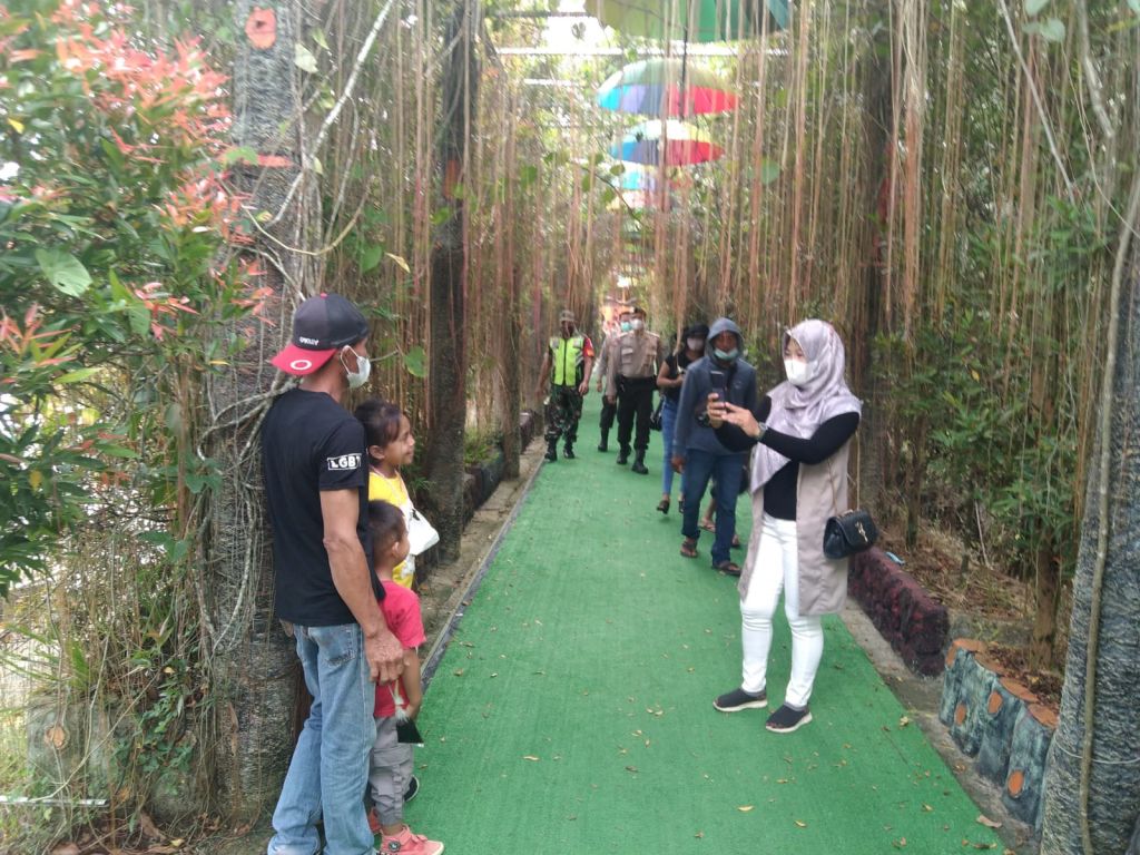 Sinergitas, Babinsa dan Bhabinkamtibmas Monitoring Tempat Wisata Waterboom