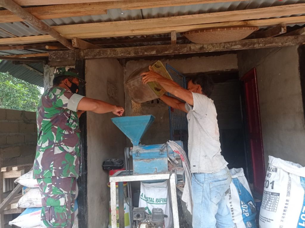 Tingkatkan Ketahanan Pangan, Babinsa Perbatasan Laksanakan Komsos