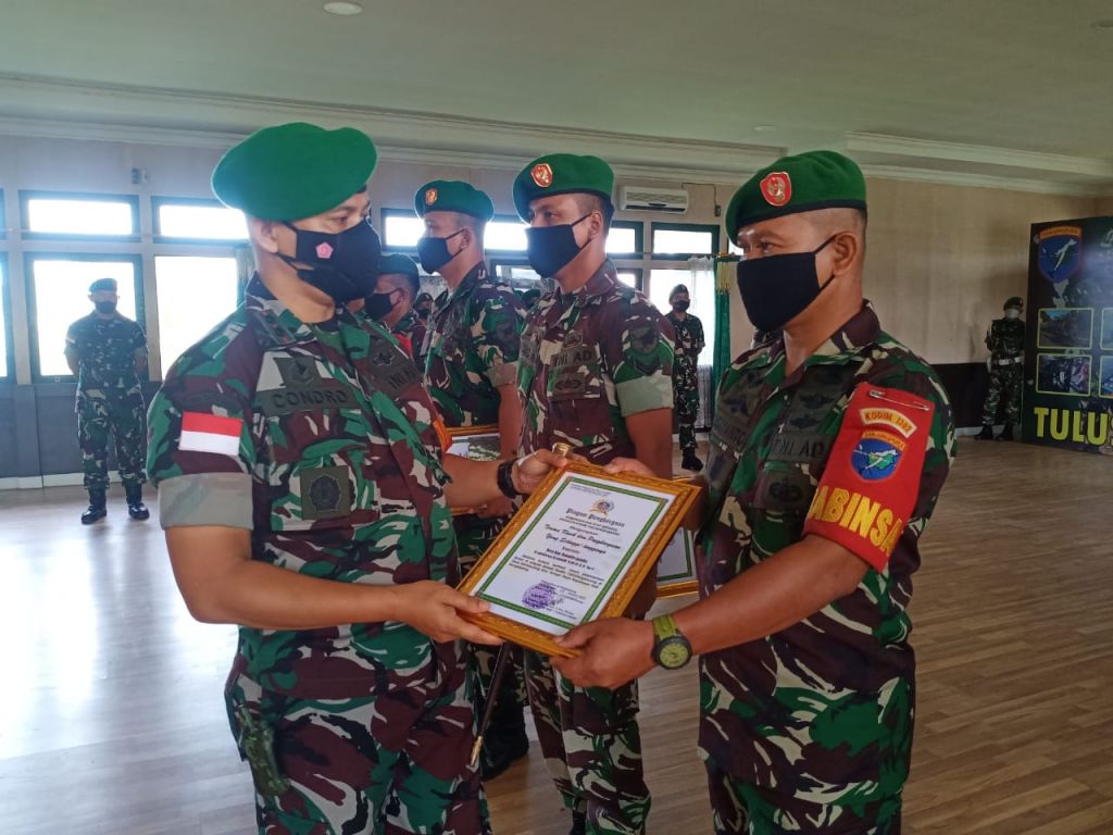 Sertu Sugiyanto Babinsa Berprestasi Terima Penghargaan Dari Dandim 1202/Singkawang