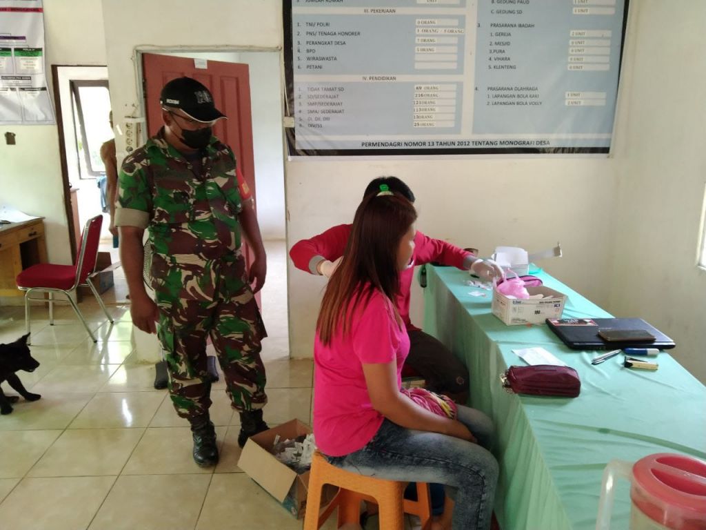 Dukung Vaksinasi, Babinsa Aktif Dampingi Pelaksanaan Vaksinasi di Wilayah Binaannya