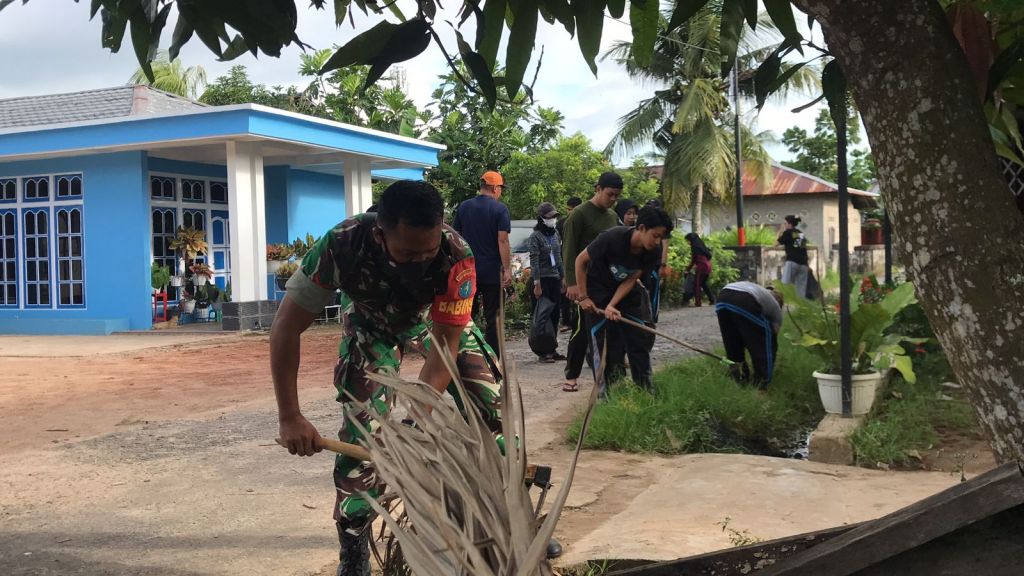 Peduli Lingkungan Bersih, Babinsa Bersama Warga Bersihkan Selokan Air