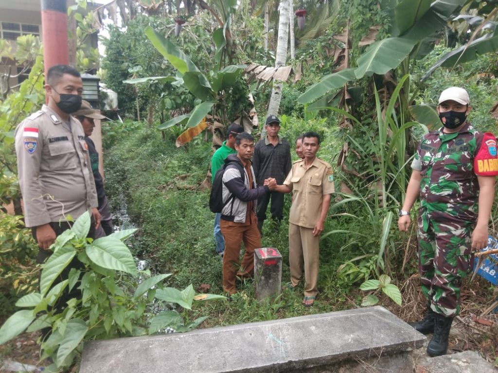 Sinergitas, Babinsa Dan Bhabinkamtibmas Cek Patok Batas Desa Binaannya