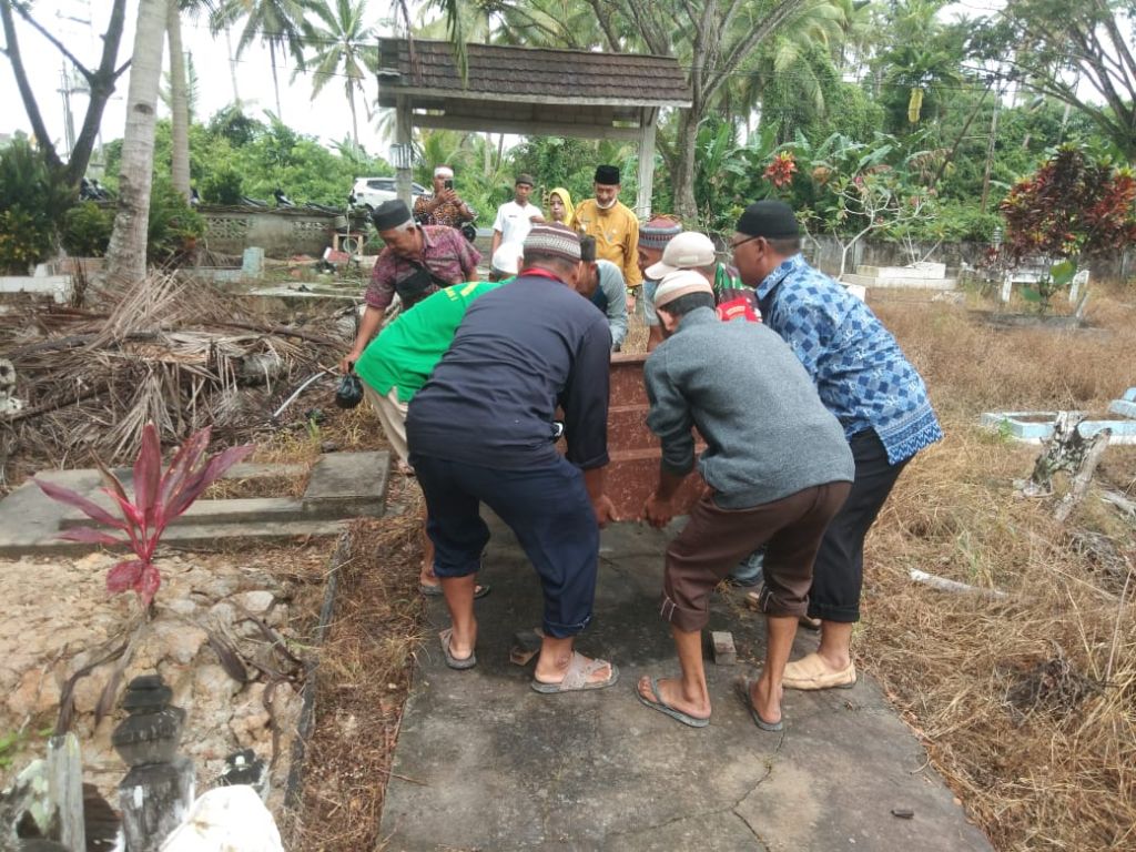 Suatu Bentuk Kepedulian, Babinsa Hadiri Pemasangan Batu Nisan Almarhum Kades