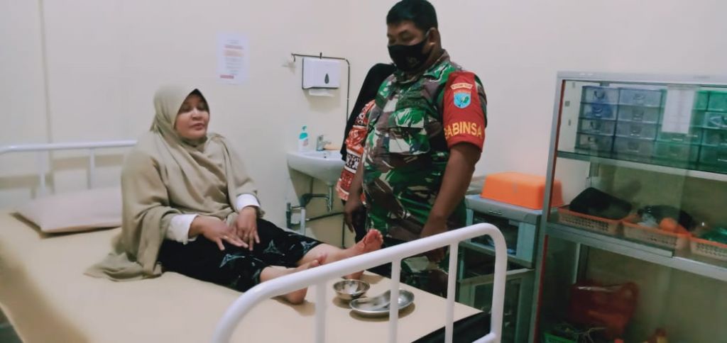 Pelopori Tugas Babinsa, Praka Syarif Anwar Bantu Warga Kecelakaan Tunggal