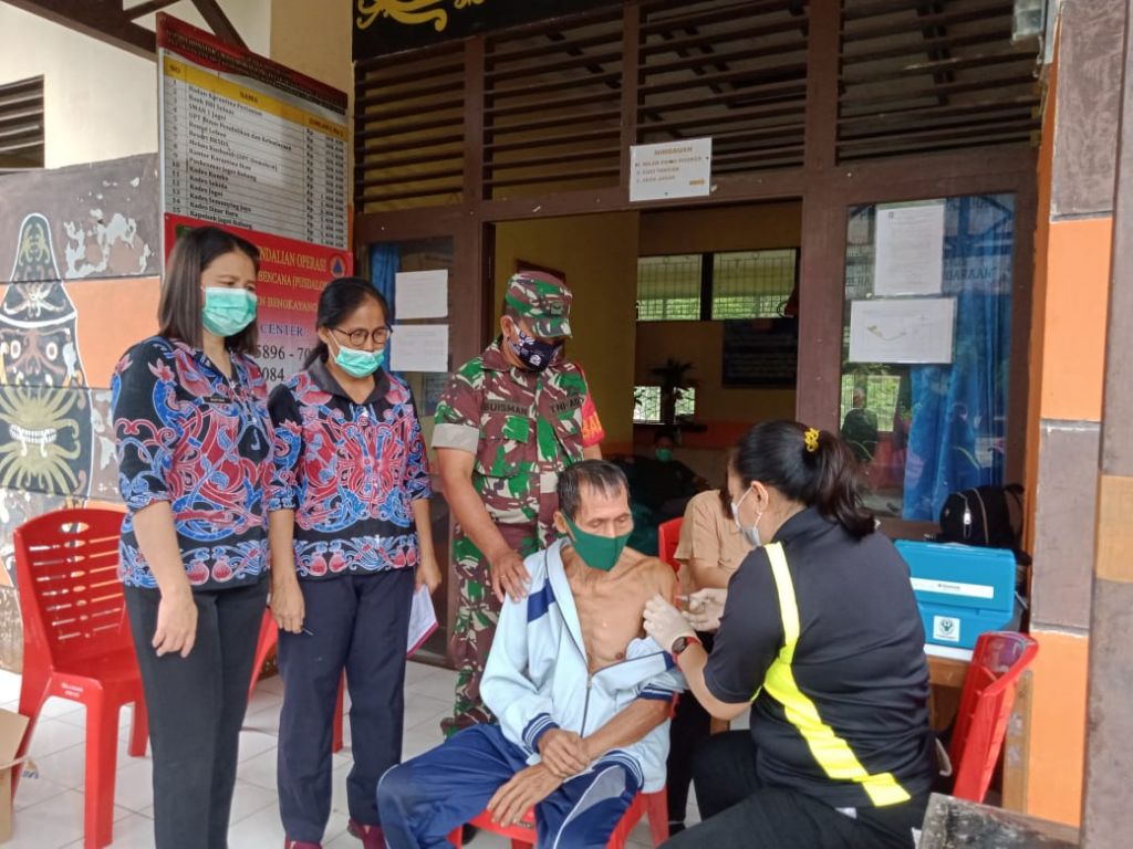Sukseskan Giat Vaksinasi Babinsa Perbatasan, Semangat Lakukan Pendampingan