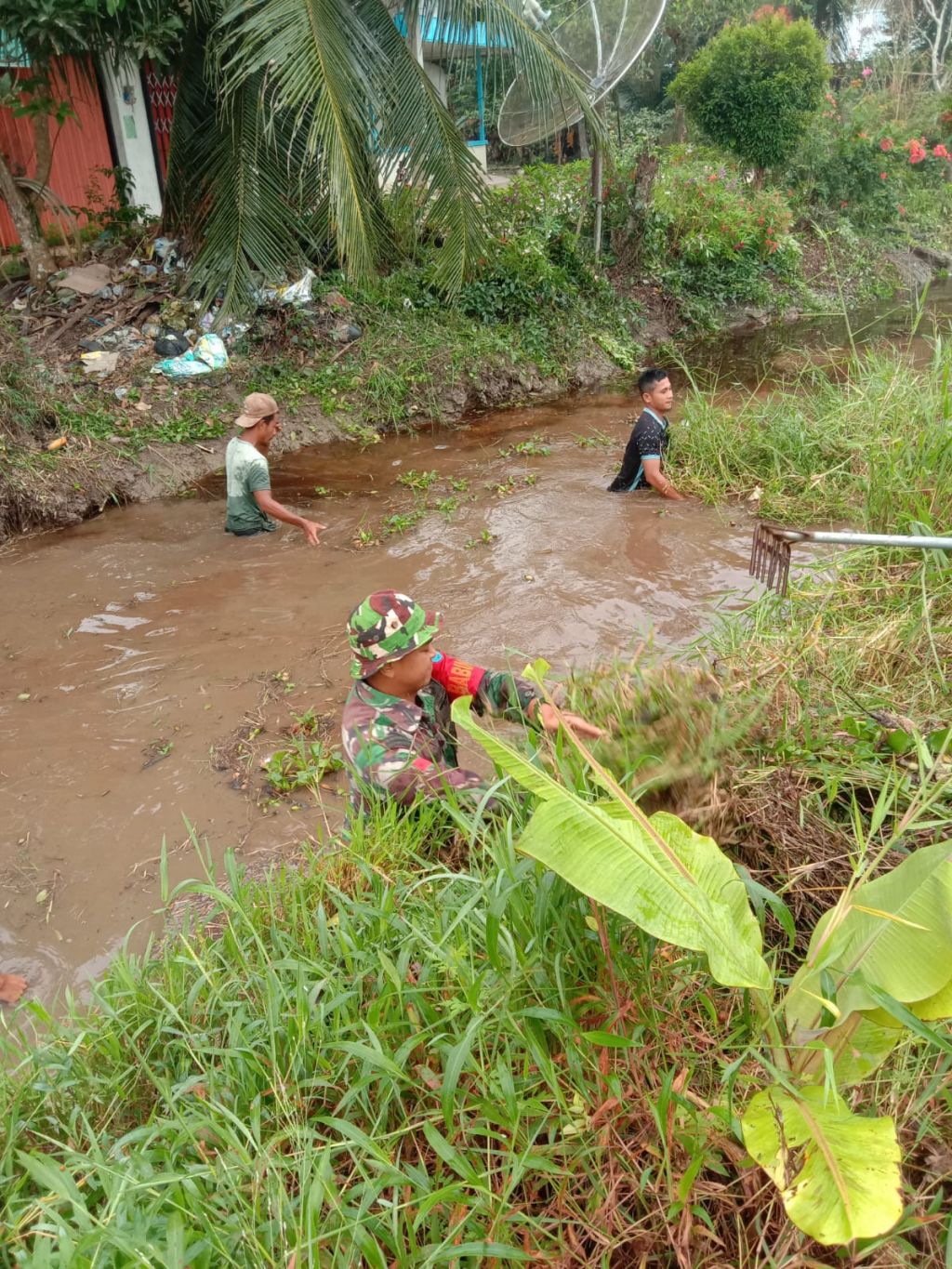 Bersama Masyarakat, Babinsa Setapuk Kecil Kerja Bakti Pembersihan Aliran Sungai
