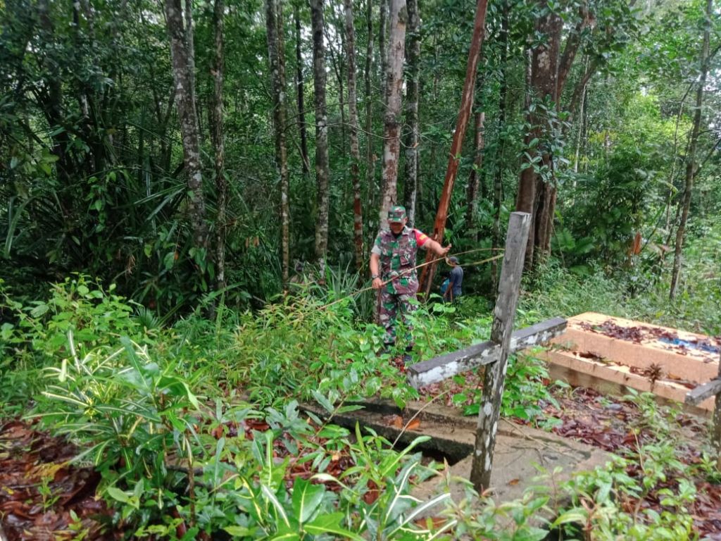 Babinsa Jagoi Babang Bersama Masyarakat Binaan Gotong Royong Bersihkan TPU