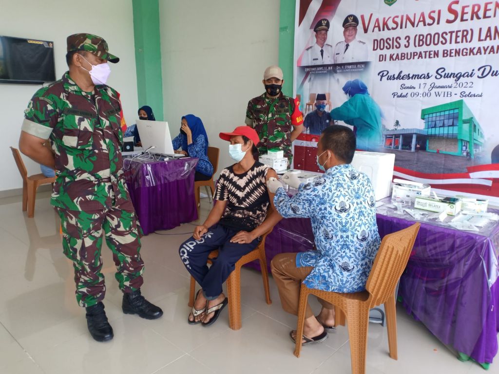 Babinsa Se-Kecamatan Sungai Raya Kawal Vaksin Booster