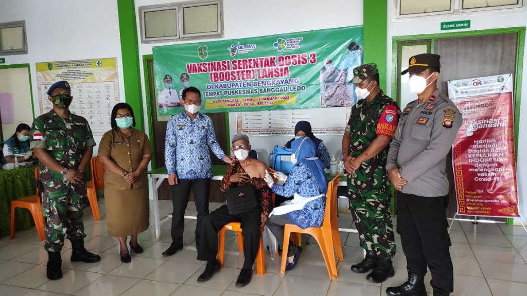 Danramil 1202-02/Sanggau Ledo Bersama Kapolsek Pantau Vaksinasi Booster di Wilayah