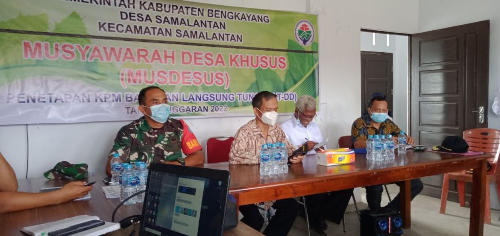 Pendampingan Pembagian BLT-DD, Babinsa Samalantan Terapkan Protokol Kesehatan
