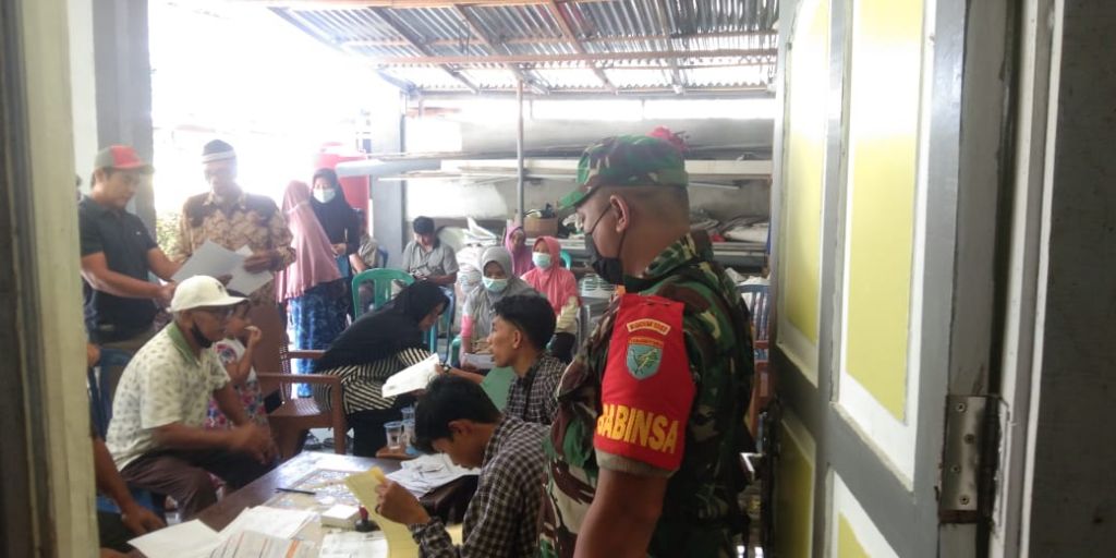 Babinsa Dampingi Dan Berikan Pengamanan Pada Pembagian Kartu Tani