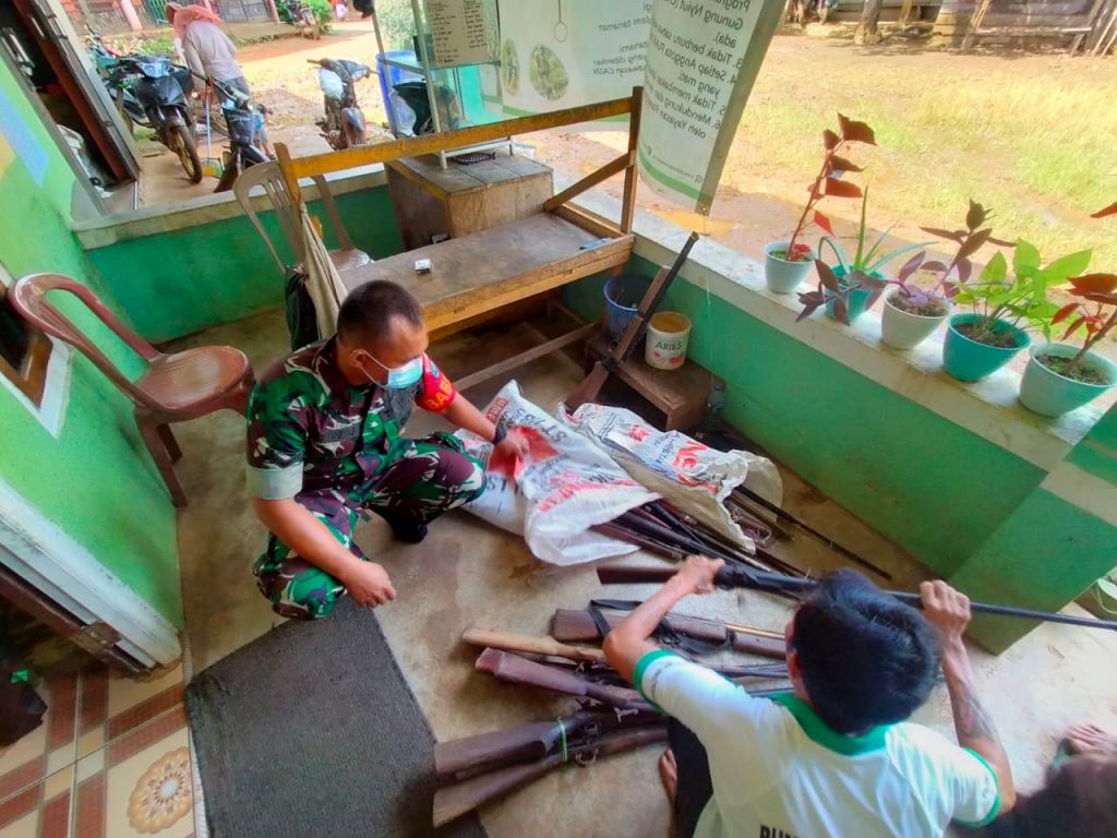 Berkat Komsos Babinsa, Seorang Warga Dengan Sukarela Serahkan Senjata Api Rakitan