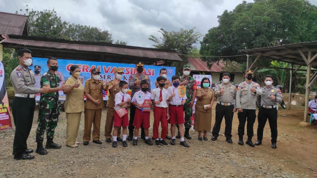 Pjs. Danramil Sanggau Ledo Berikan Pendampingan Dan Rasa Nyaman Vaksin Anak Usia Dini