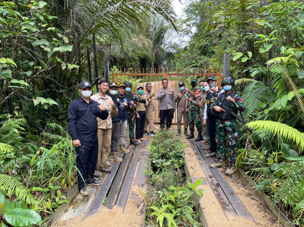 Pastikan Batas Negara Aman, Babinsa Jagoi Babang Bersama Instansi Terkait Patroli CIQS