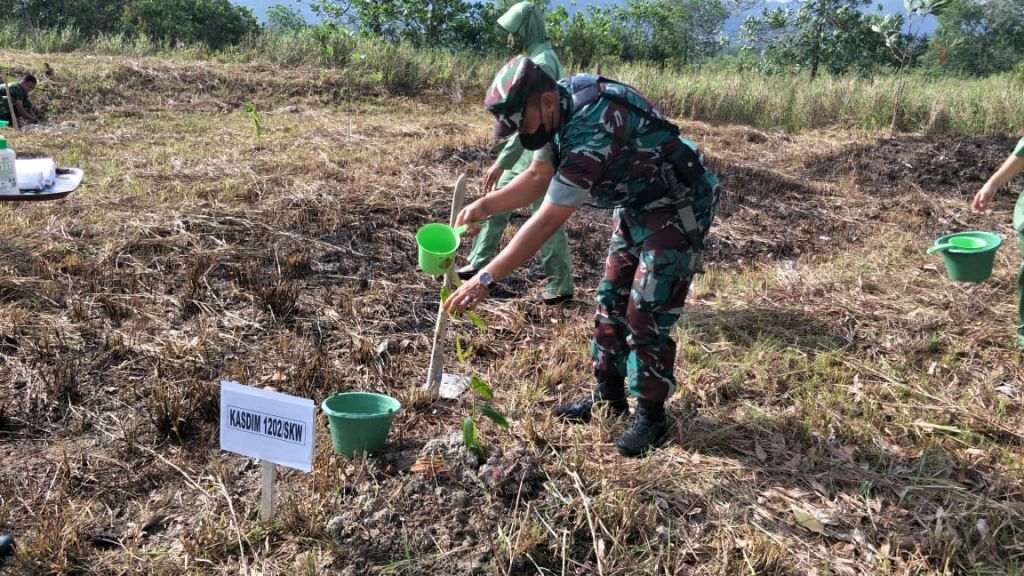 Sukseskan Langit Biru, Kasdim 1202/Singkawang Tanam Pohon Di Embung Pajintan