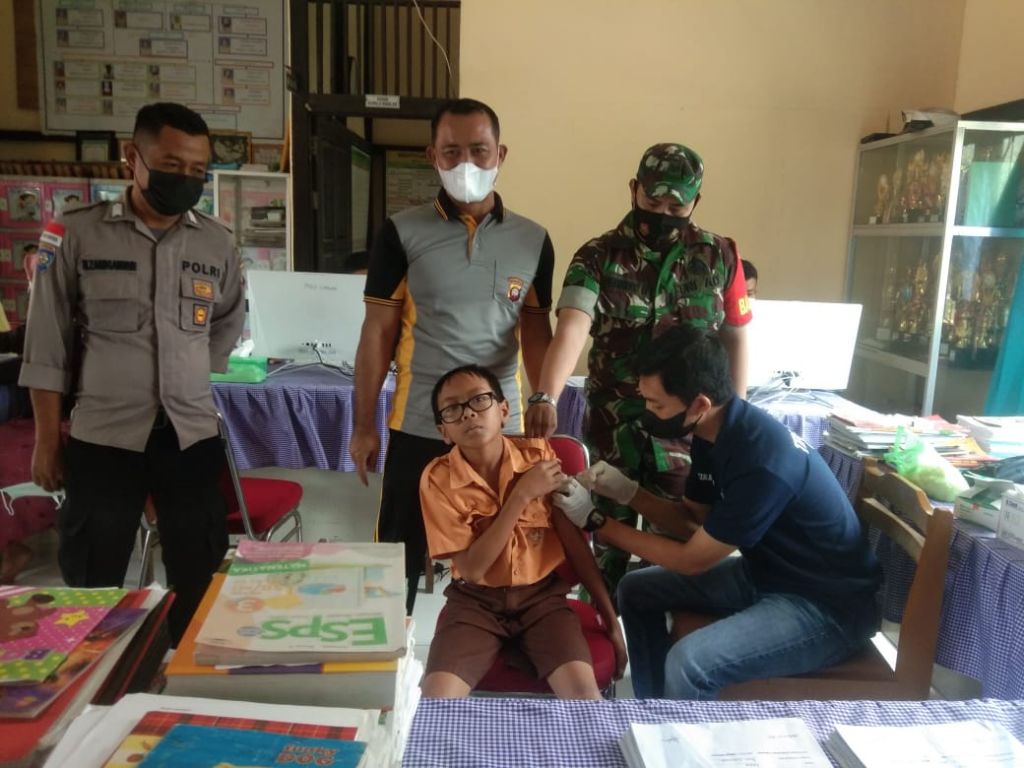 Babinsa Koramil 1202-03/Sungai Raya Dampingi Vaksinasi Anak di SDN 06 Desa Binaan