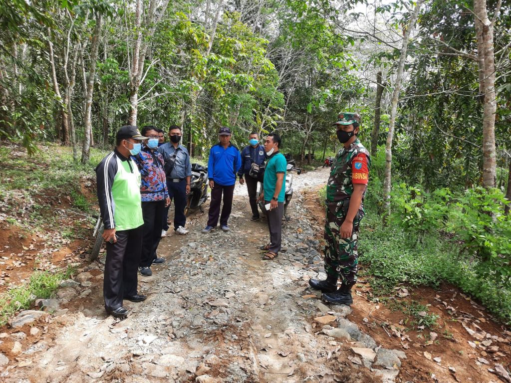 Babinsa Koramil Sanggau Ledo Cek Lokasi Pembangunan Jalan Telpord Pertanian