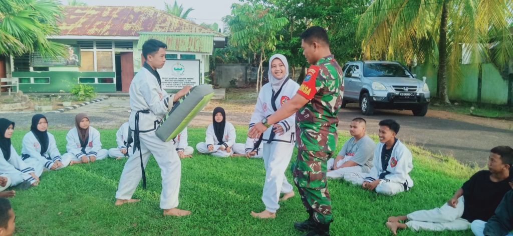 Lestarikan Warisan Leluhur, Babinsa Dampingi Latihan Beladiri Pencak Silat