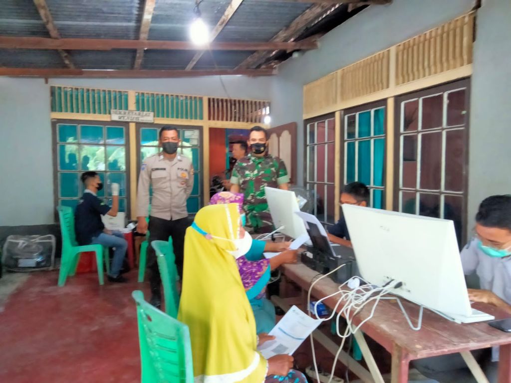 Tanggap Bencana, Babinsa Koramil 1202-05/Singbar Evakuasi Korban Banjir