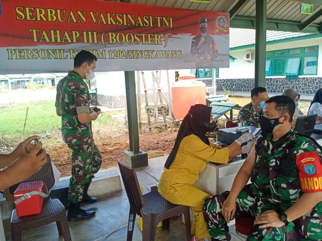 Lindungi Diri Dari Bahaya Covid-19, Personil Kodim 1202/Skw Lakukan Vaksinasi Booster