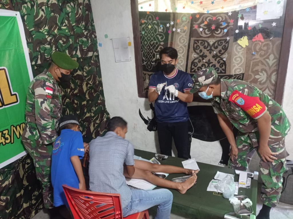 Peran Aktif Babinsa Perbatasan, Dampingi Bakti Sosial Sunatan Massal