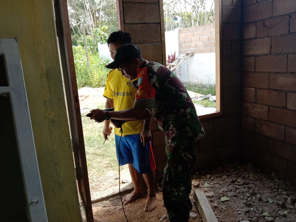 Manunggal Bersama Rakyat, Babinsa Jagoi Babang Bantu Warga Bangun Rumah