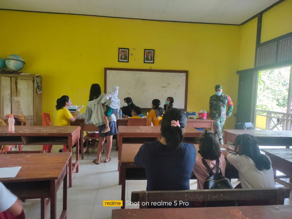 Babinsa 1202-03/Sry Kawal Vaksinasi Anak Usia Dini di Sekolah Dasar Negeri