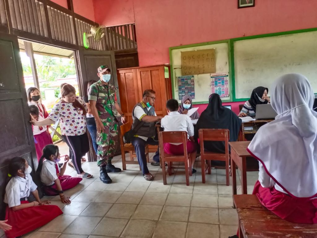 Peduli Kesehatan Generasi, Serda Pujianto Babinsa Koramil 1202-03/Sry Kawal Vaksinasi