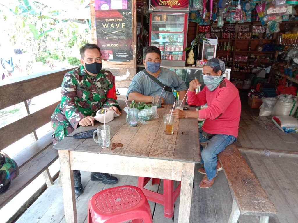 Melalui Komsos, Babinsa Ajak Warga Sukseskan Vaksinasi dan Tetap Patuhi Prokes