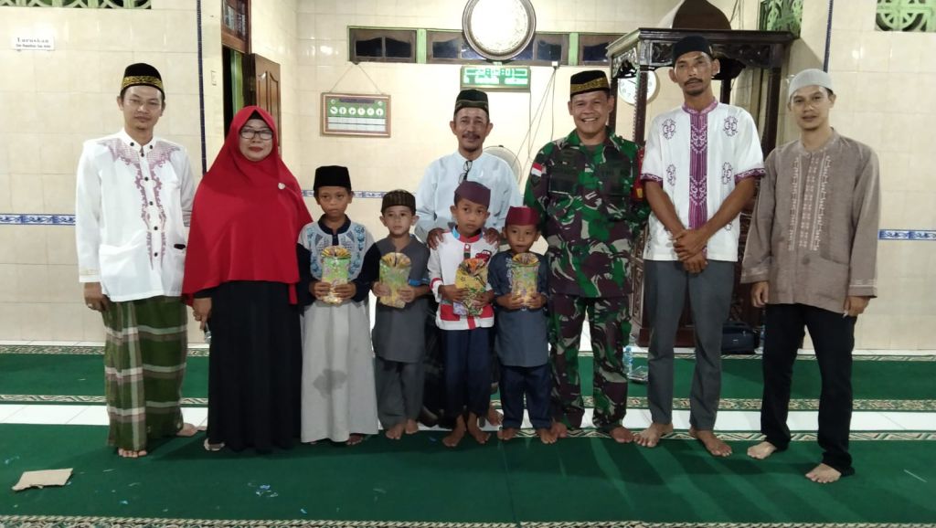 Babinsa Koramil 1202 -03/Sry,Hadiri Isra Miraj 1443 H di Masjid Al-Falah Desa Karimun
