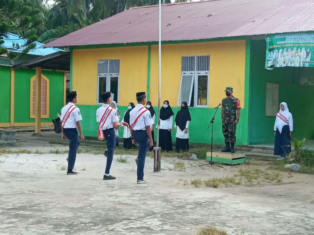 Jadi Pemimpin Upacara, Babinsa Karimunting Berikan Semangat Patriotisme Kepada Pelaja