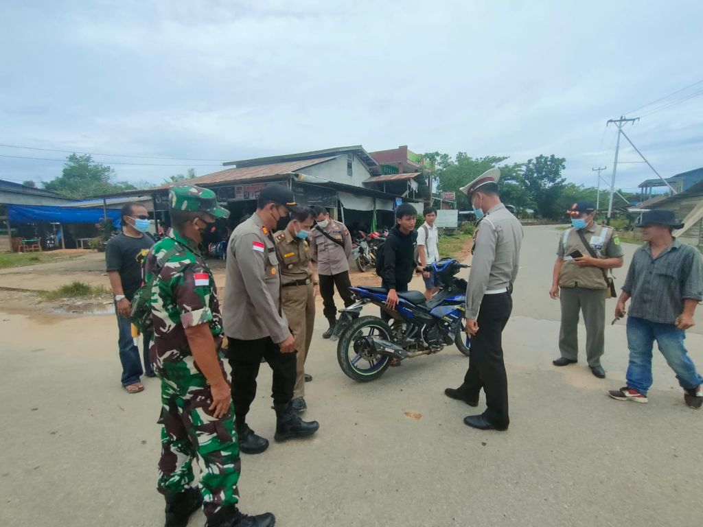 Danramil 1202-09/jagoi Babang Bersama Muspika  Laksanakan Penertiban Knalpot Brong dan Himbauan Protokol Kesehatan