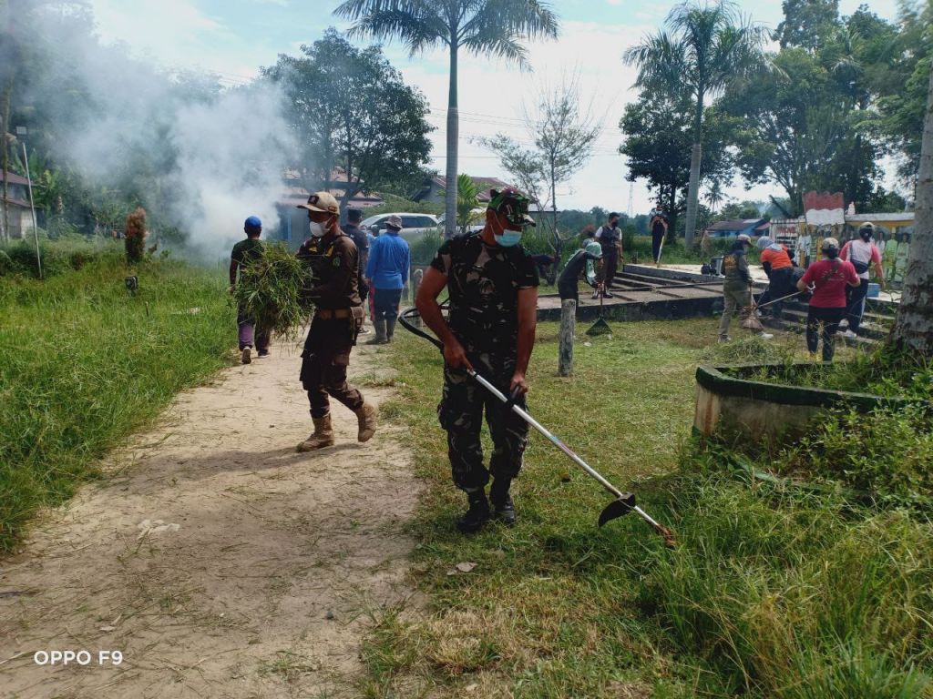 Giat Rutin Jumat Bersih, Cara Babinsa dan Warga di Desa Samalantan Jaga Lingkungan