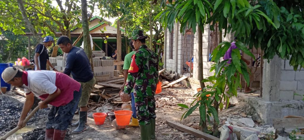 Bangun Surau Al-Amin : Babinsa Koramil 1202-05/Singbar Sering Bantu Masyarakat