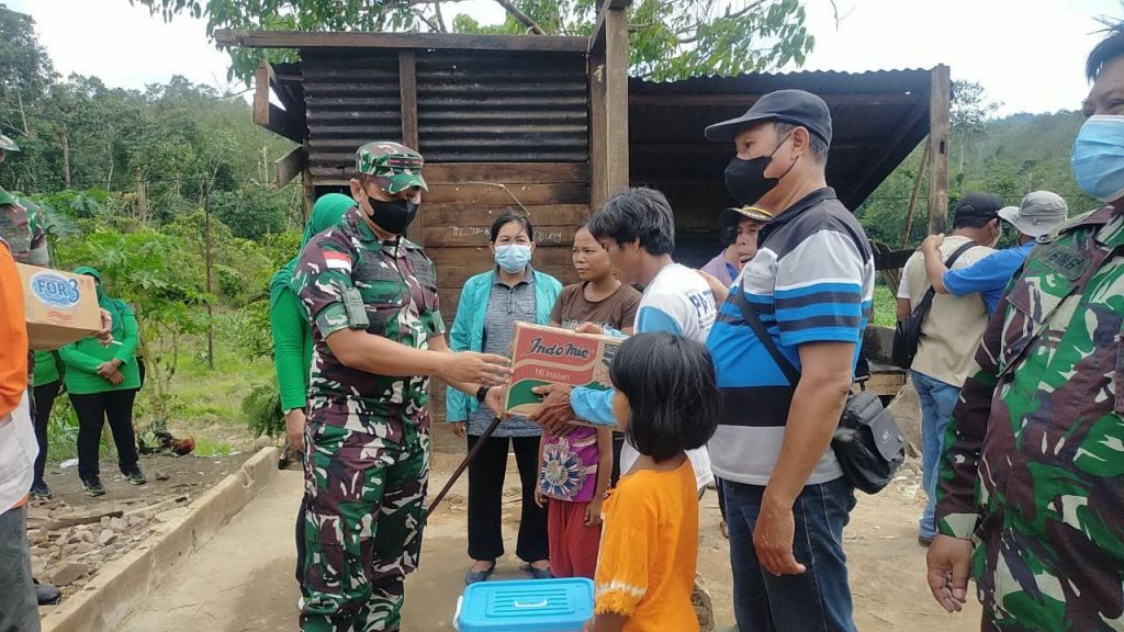 Dandim 1202/Skw, Kunjungi Korban Angin Puting Beliung di Kecamatan Samalantan